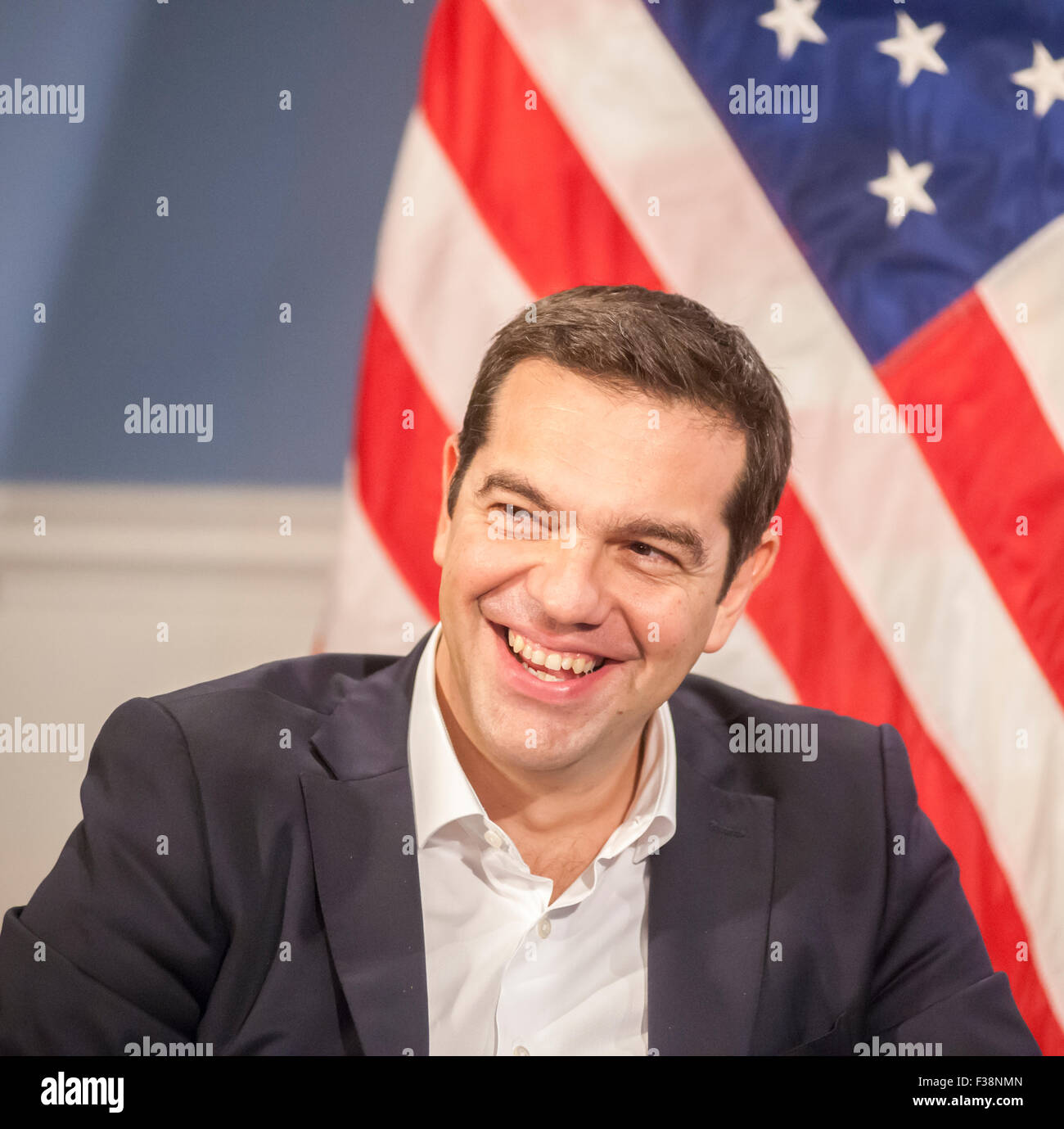 New York, USA. 1. Oktober 2015. Der griechische Premierminister Alexis Tsipras in New York City Hall bei einem Treffen mit New Yorker Bürgermeister Bill de Blasio auf Donnerstag, 1. Oktober 2015. Der PM und der Bürgermeister tauschten Höflichkeiten während einer kurzen Fototermin für die Presse. Der Internationale Währungsfonds ist kritisiert worden, zur Förderung seiner strafenden Sparprogramme, die im Zusammenhang mit massiven Verschuldung Griechenlands und die schwache Konjunktur.   (© Richard B. Levine) Bildnachweis: Richard Levine/Alamy Live-Nachrichten Stockfoto