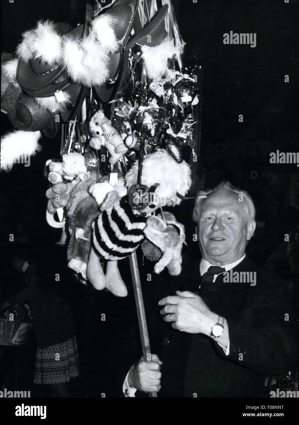 1977 - "Oktoberfest" 1977 In München '': im Mittelpunkt des Interesses. für Jung und alt, und auch für prominente Menschen ist in diesen Tagen das "Oktoberfest" in München, die bis zum 2. Oktober dauern wird. Auch Gert Frobe (George Froebe) der Schauspieler, der als "Goldfinger" (007-Film), in der ganzen Welt berühmt wurde besucht das größte Publikumsfestival der Welt-- und nur so zum Spaß versucht er sich als Verkäufer für Souvenirs. Natürlich fand den prominenten Mann einen großen Markt für die Herzen der Schokolade, die typisch bayerische Hüte, die kleinen Tiere aus Textil und andere Souvenirs. (Kredit-Bild: © K Stockfoto