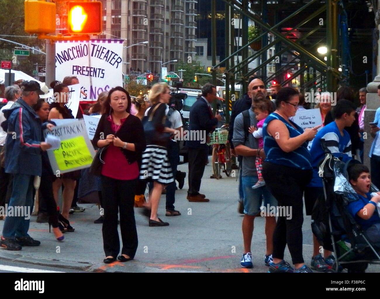 New York, Vereinigte Staaten von Amerika. 1. Oktober 2015. Demonstranten Plakate zu bringen und schreien Parolen in einer organisierten Protest von Elliott Crown und Marni Halasa statt außerhalb des 440 Club in New York City, wo ein $2.700 eine Platte Spendenaktion stattfand für Hillary Clinton. Bildnachweis: Mark Apollo/Pacific Press/Alamy Live-Nachrichten Stockfoto