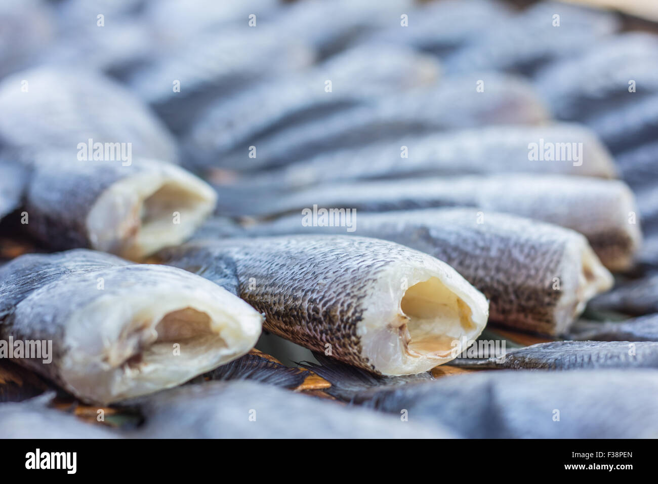 Getrocknete Fishs lokale Speisen im freien Markt Stockfoto