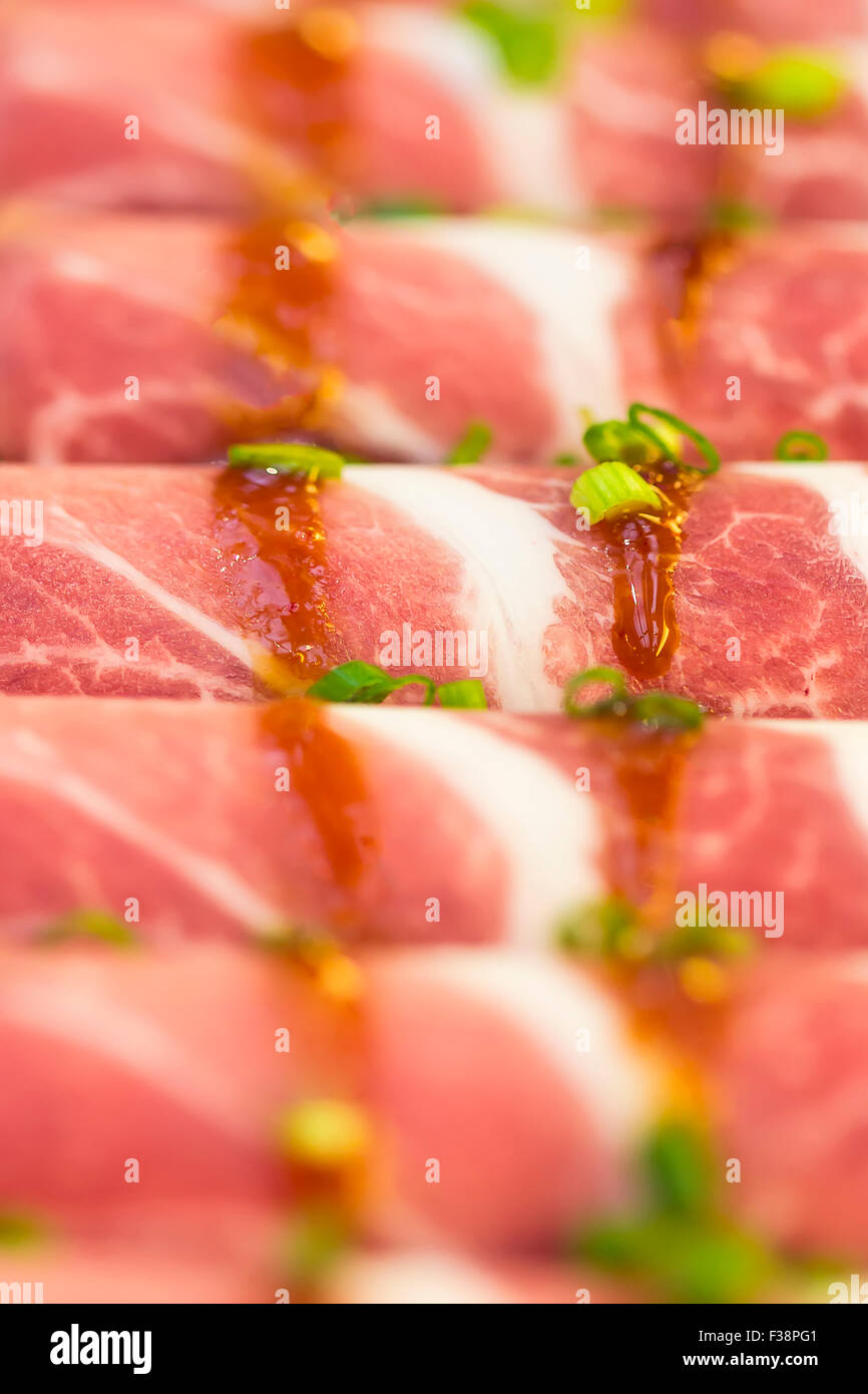 Frisches Rindfleisch Scheiben weißen Teller koreanische gegrillte Menü. DOF Stockfoto