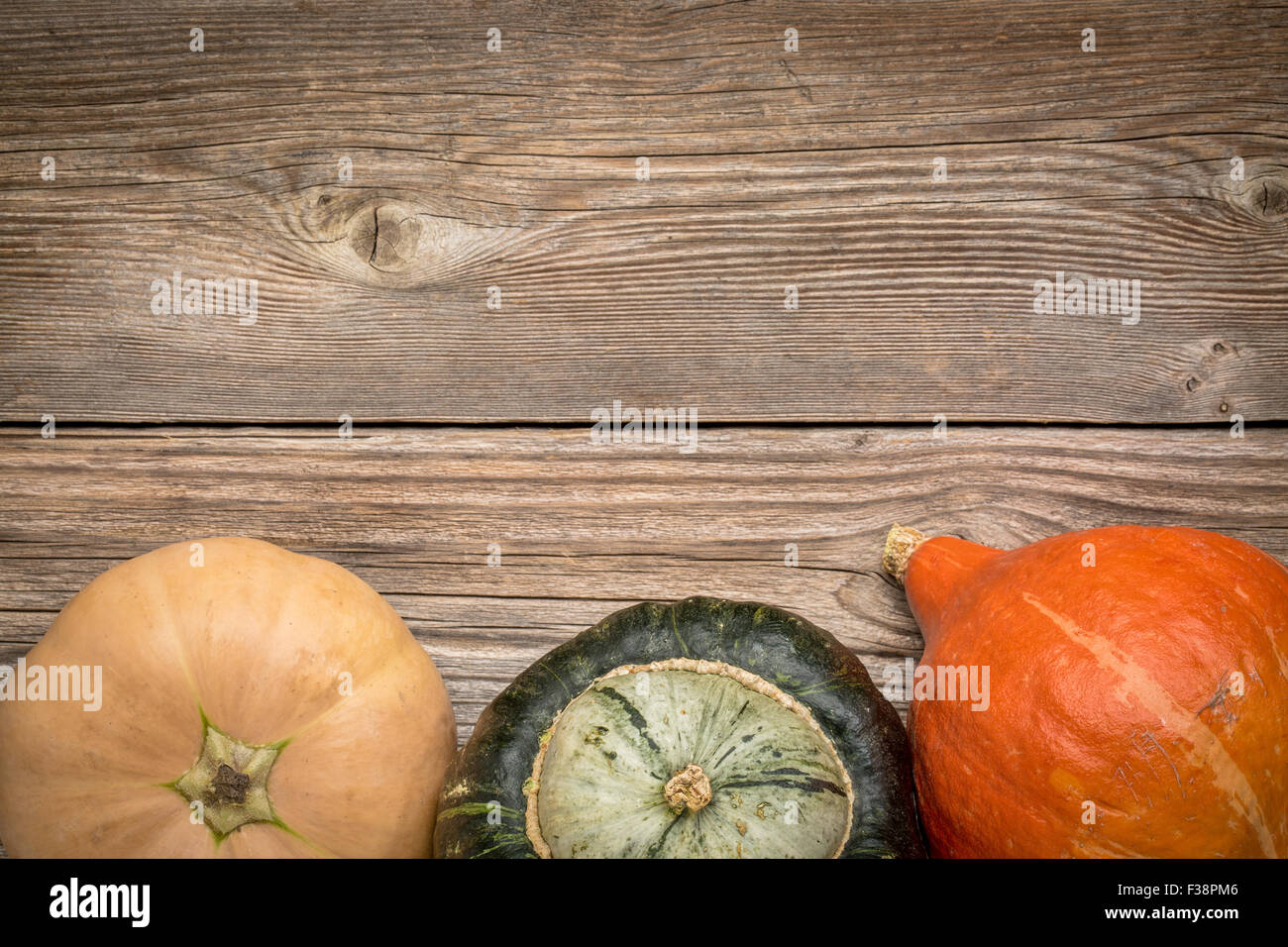 rustikale verwitterte Holz Hintergrund mit Winterkürbis (Thelma Sanders, Hahnenfuß und Hubbard) Stockfoto