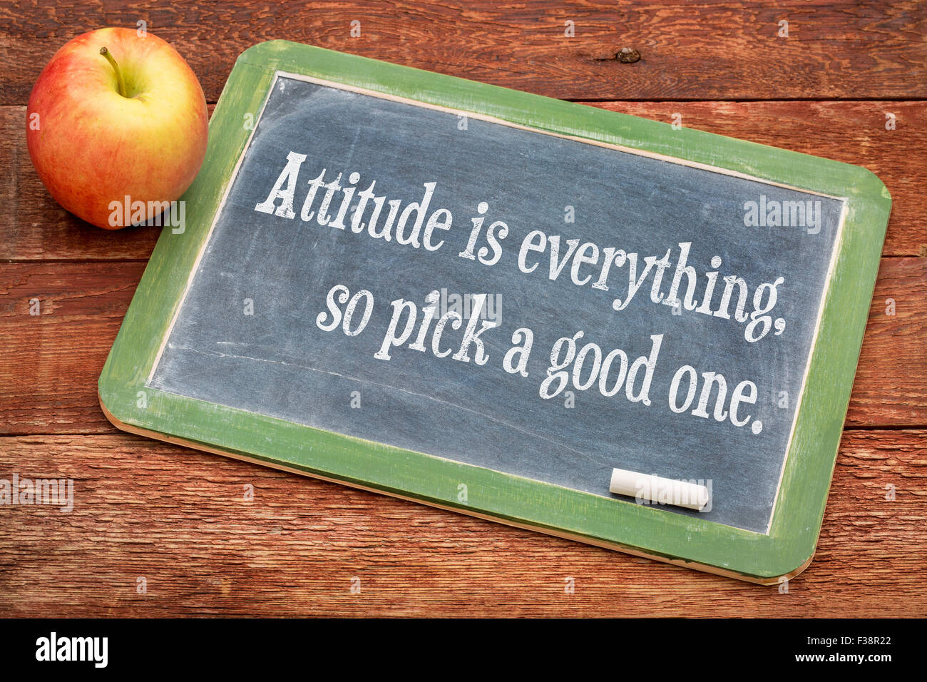 Haltung ist alles, so wählen Sie eine gute - positiv motivierenden Worte auf einer Schiefertafel Tafel gegen rote Scheune Holz Stockfoto