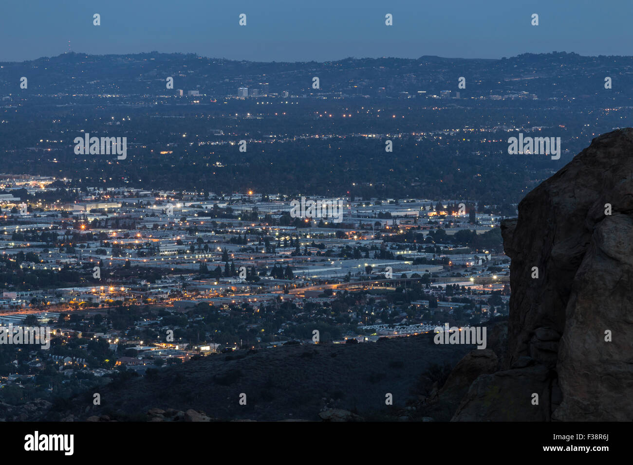 Nachtansicht der Berggipfel der Chatsworth und Northridge Nachbarschaften im Bereich San Fernando Valley in Los Angeles, Kalifornien Stockfoto