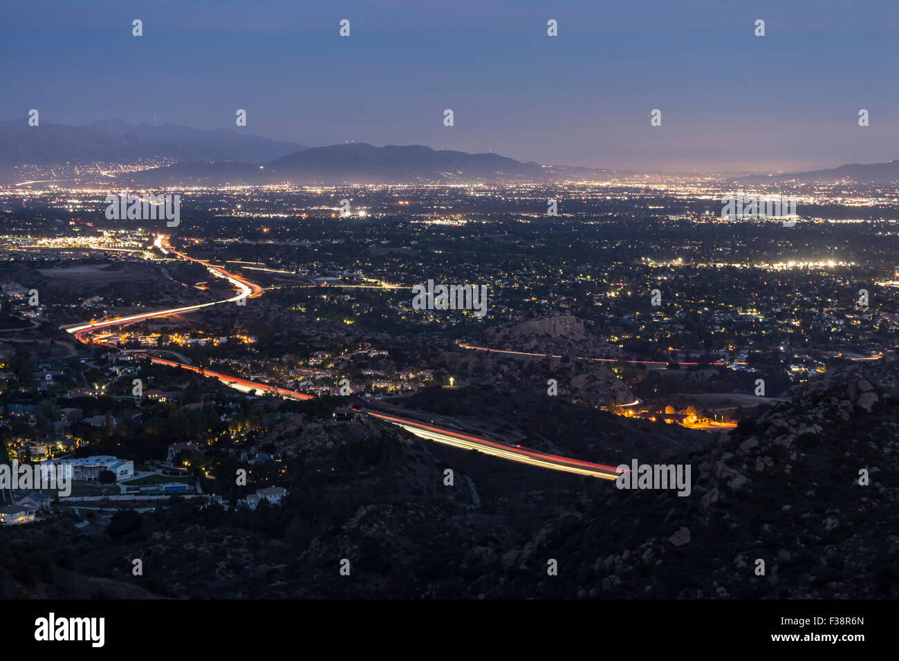 Los Angeles San Fernando Valley in der Nacht. Stockfoto