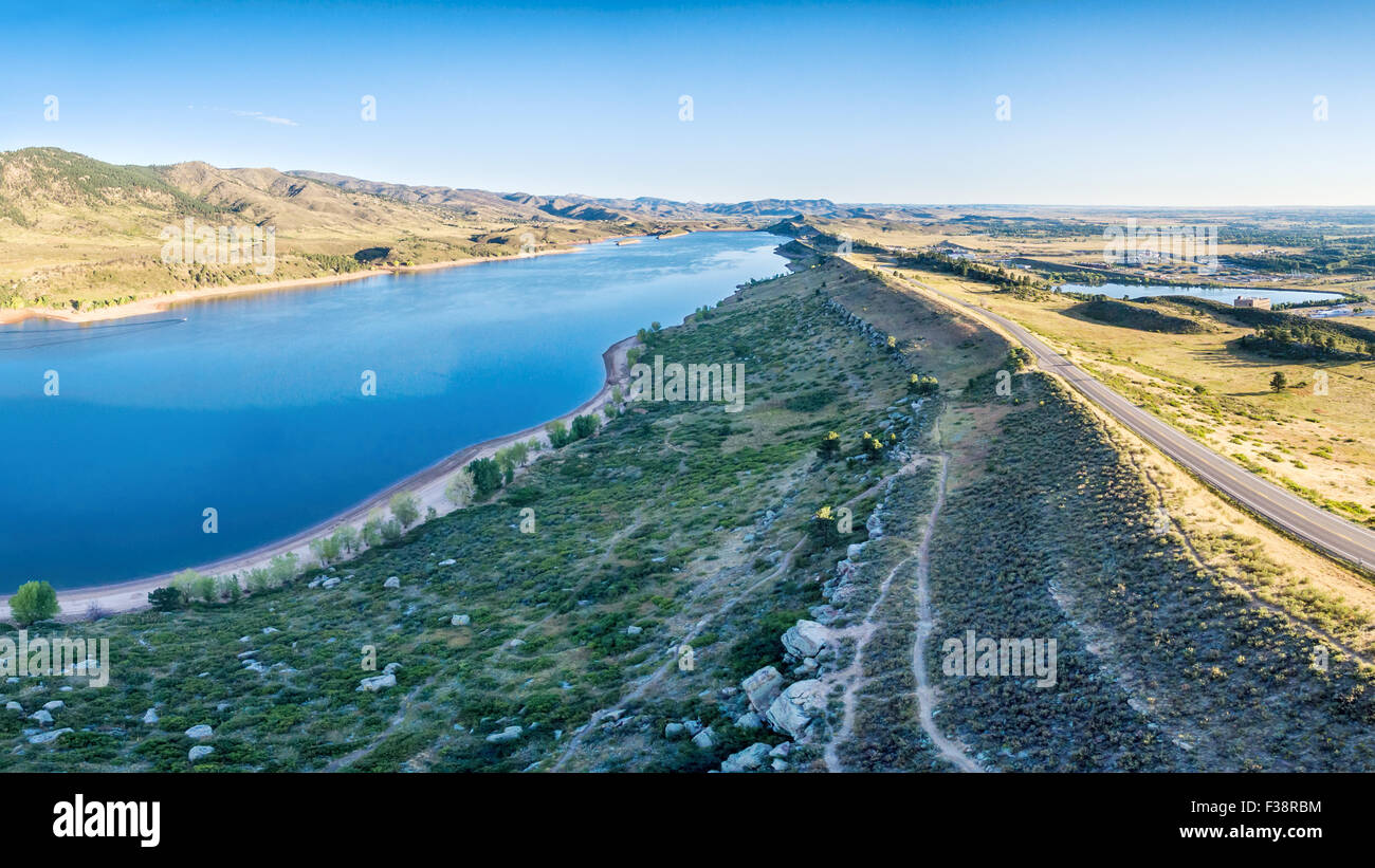 Aerial Panorama des nördlichen Teil der Horsetooth Reservoir mit Centennial Straße und wandern Wanderwege, Fort Collins, Colorado Stockfoto
