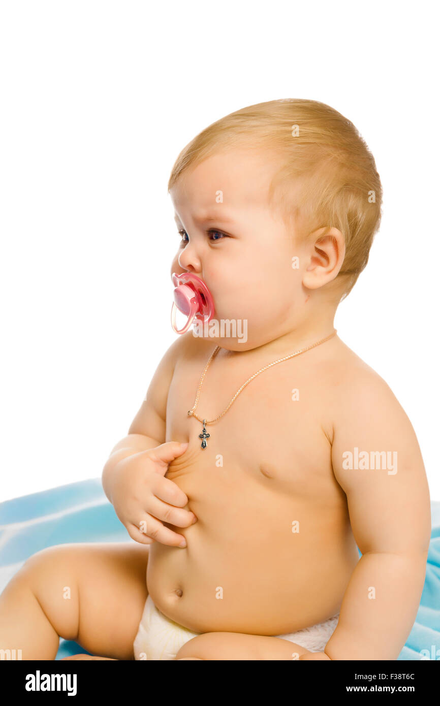 Baby in Windeln auf einer blauen Tagesdecke verärgert. Studio Stockfoto