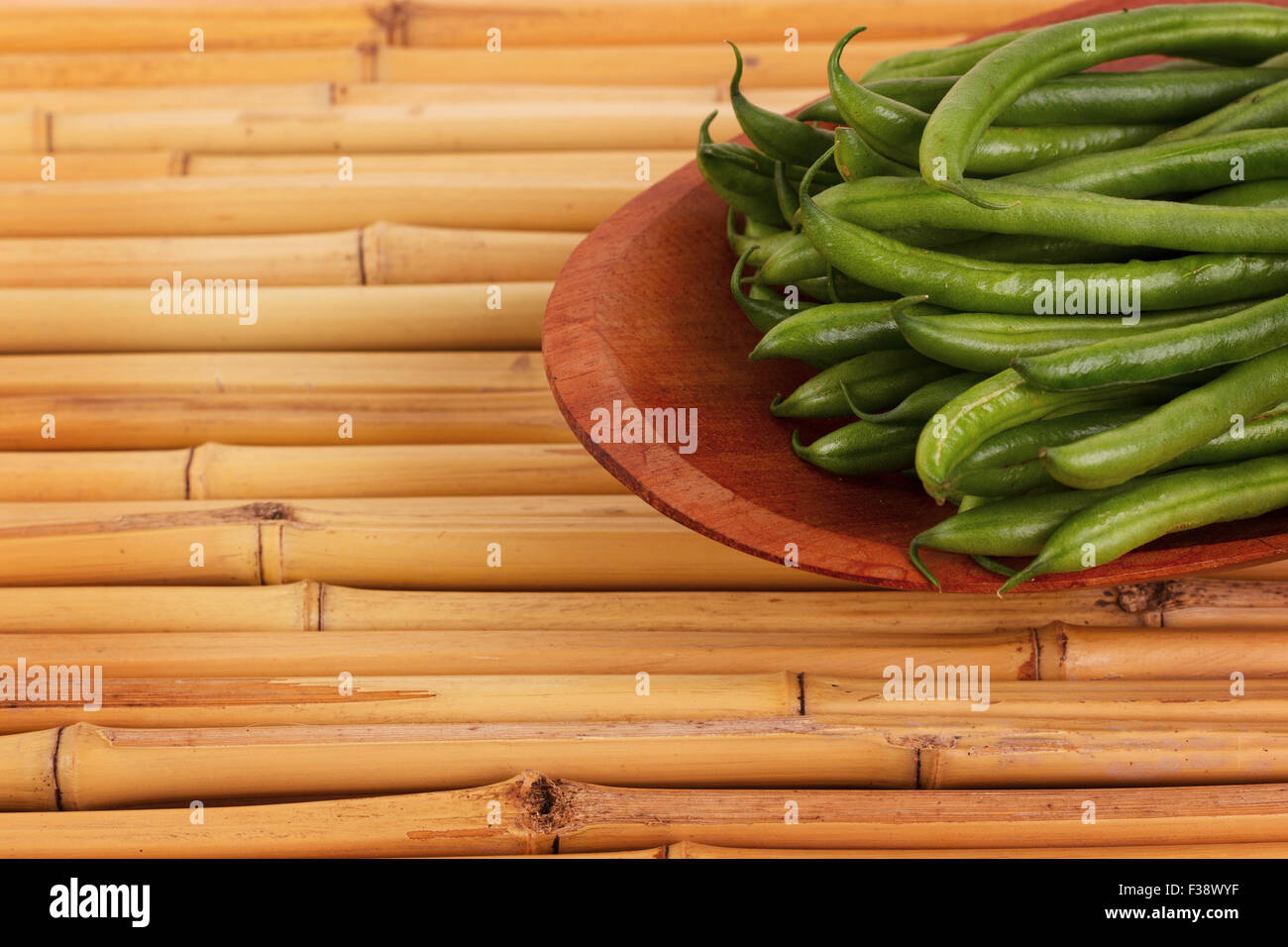 Frische grüne Bohnen auf Bambus. Selektiven Fokus. Textfreiraum Stockfoto