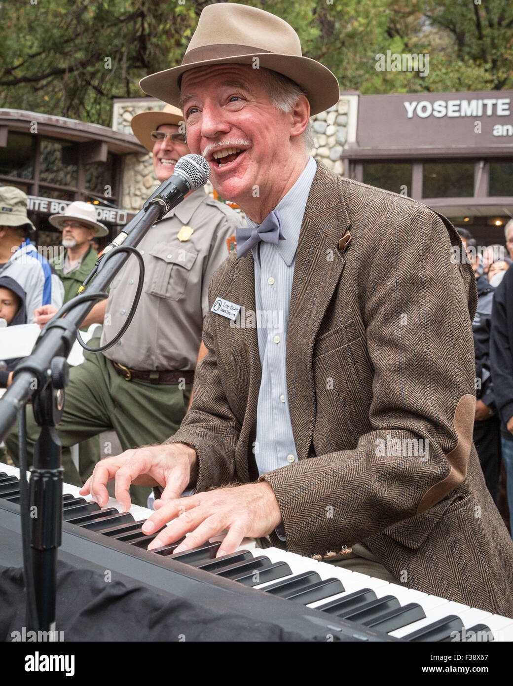 Yosemite Nationalpark, Kalifornien, USA. 1. Okt, führt 2015.Entertainer, TOM BOPP für ca. 1500 Besucher eine Zeremonie im Yosemite Valley heute um den Park 125. Jahrestag zu gedenken. Die Zeremonie enthalten Bemerkungen von Park Superintendent Don Neubacher, eine lebendige Darstellung der Geschichte von John Muir, ein Indianer Segen und Songs und 400 Schüler aus der Yosemite und Central Valley. Der Ehrengast des Tages war Ranger Gabriel, der diente als Ehrenvorsitzender des 125. Jubiläums des Yosemite Nationalparks. Bildnachweis: ZUMA Press, Inc./Alamy Live-Nachrichten Stockfoto