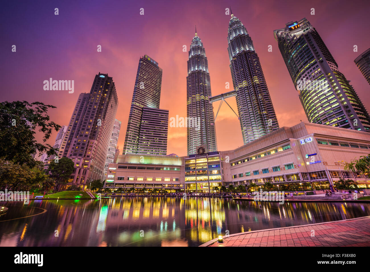 Kuala Lumpur, Malaysia im KLCC Park und Petronas Towers. Stockfoto