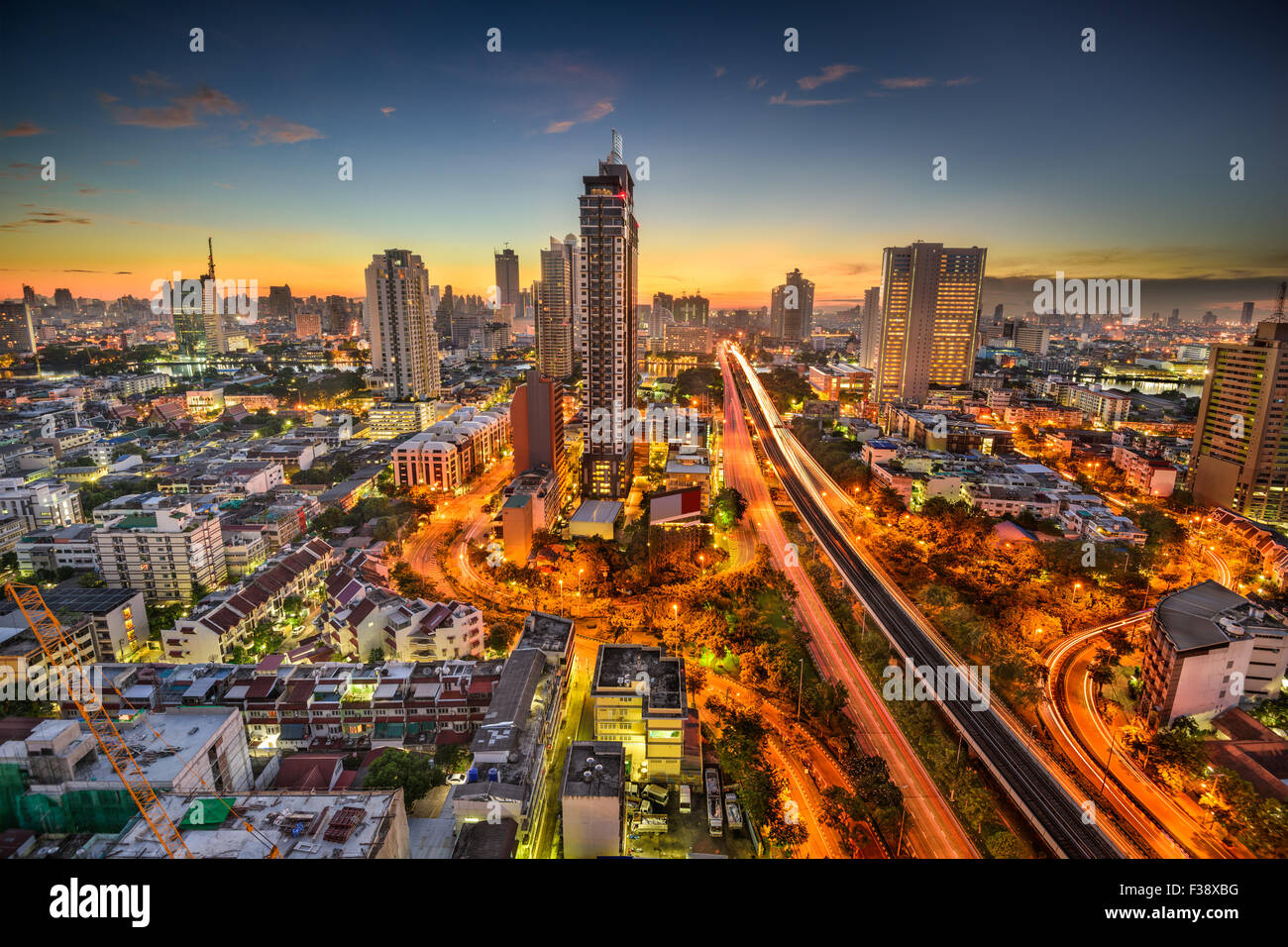 Skyline von Bangkok, Thailand im Morgengrauen. Stockfoto