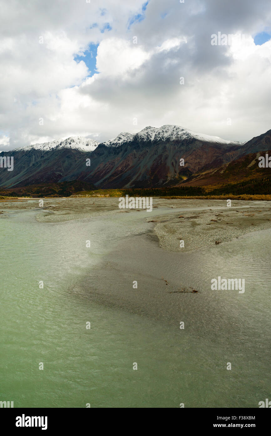 Großes Wasser fließt durch die Alaska Range Stockfoto