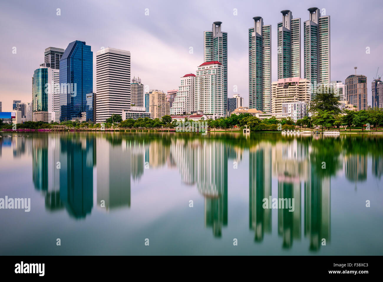Skyline von Bangkok, Thailand vom Benjakiti Park. Stockfoto