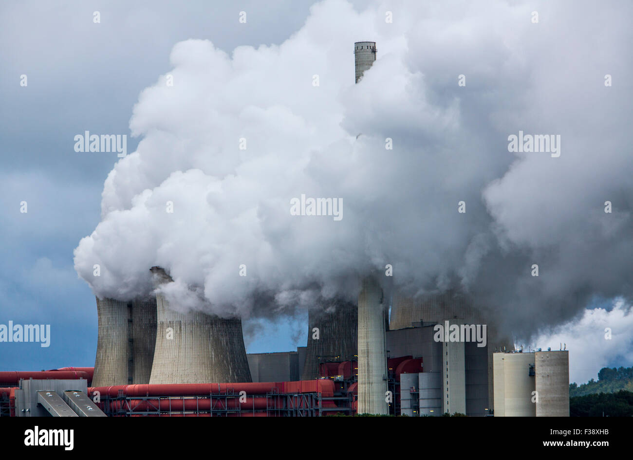 Braunkohle-Kraftwerk, Energieerzeugung, mit vielen CO2-Abgase in Grevenbroich-Neurath, der RWE Power AG Stockfoto