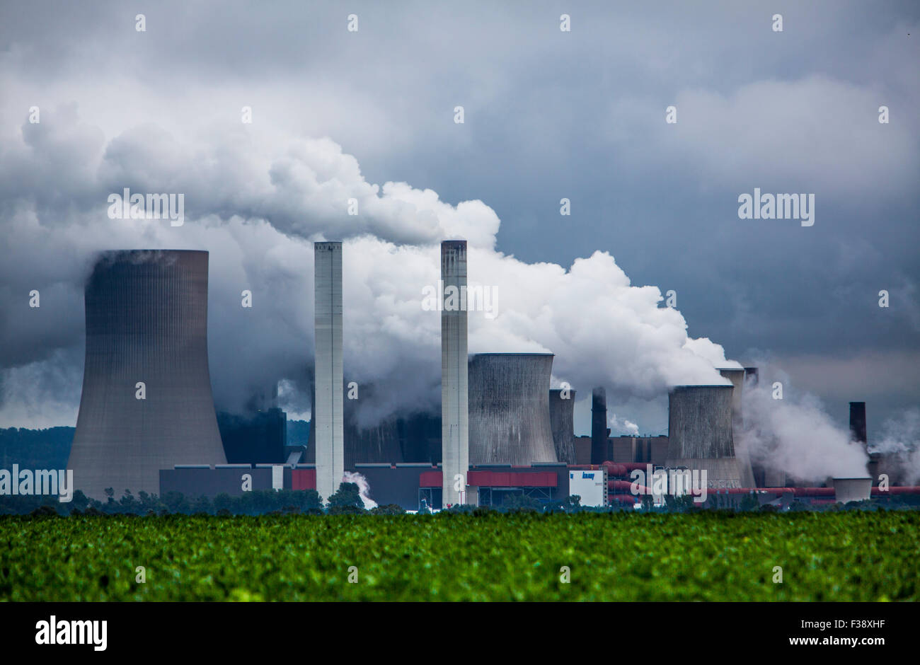 Braunkohle-Kraftwerk, Energieerzeugung, mit vielen CO2-Abgase, der RWE Power AG in Bergheim-Niederaußem Stockfoto
