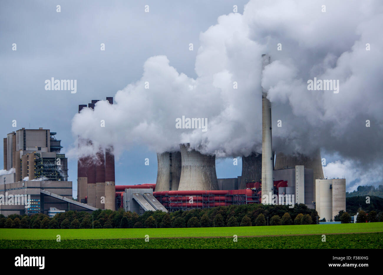 Braunkohle-Kraftwerk, Energieerzeugung, mit vielen CO2-Abgase in Grevenbroich-Neurath, der RWE Power AG Stockfoto