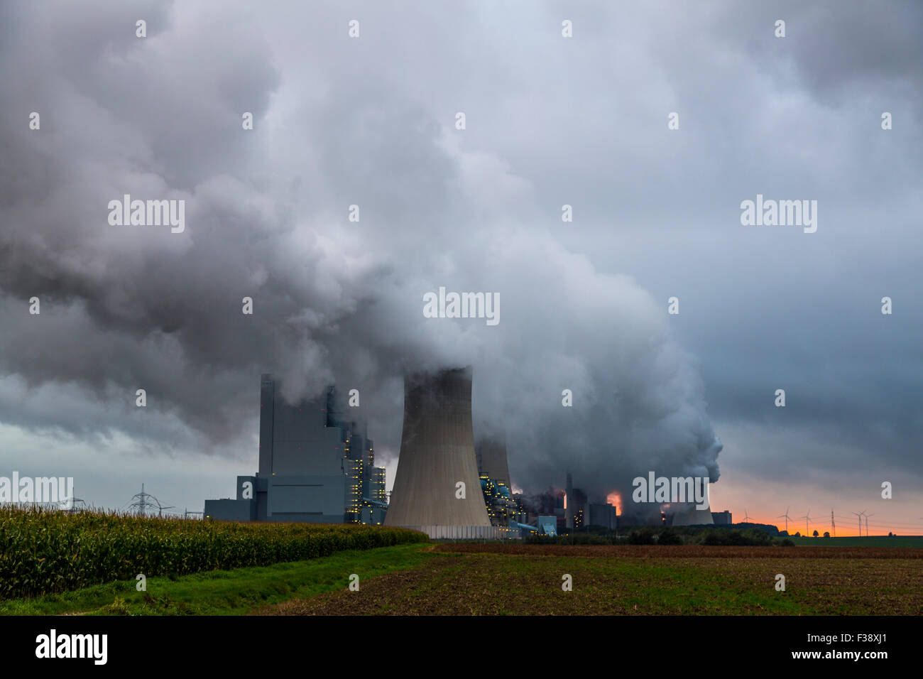 Braunkohle-Kraftwerk, Energieerzeugung, mit vielen CO2-Abgase in Grevenbroich-Neurath, der RWE Power AG Stockfoto