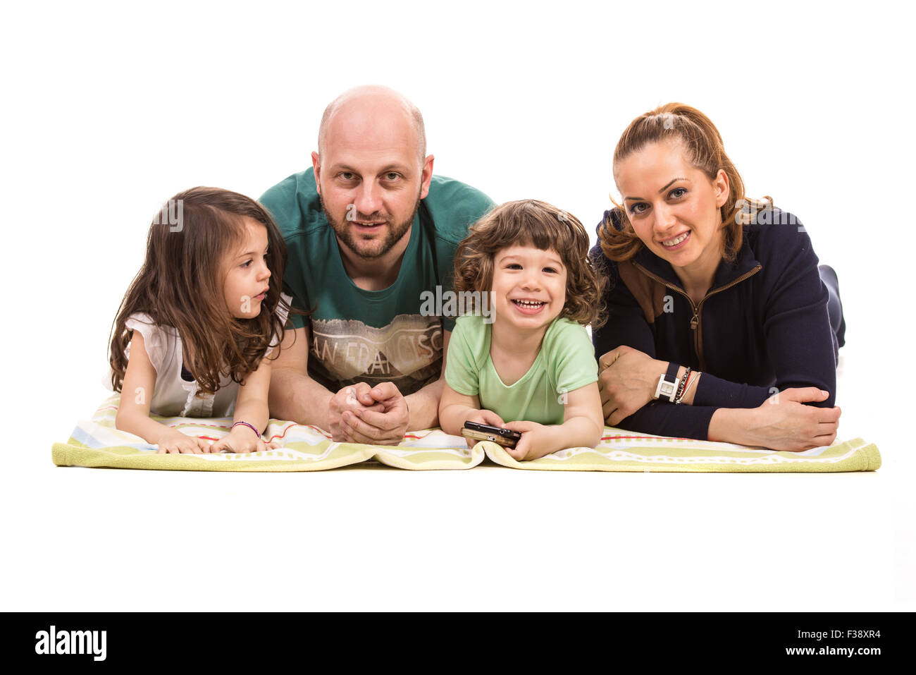 Glückliche Familie liegend auf Decke in Folge isoliert auf weißem Hintergrund Stockfoto