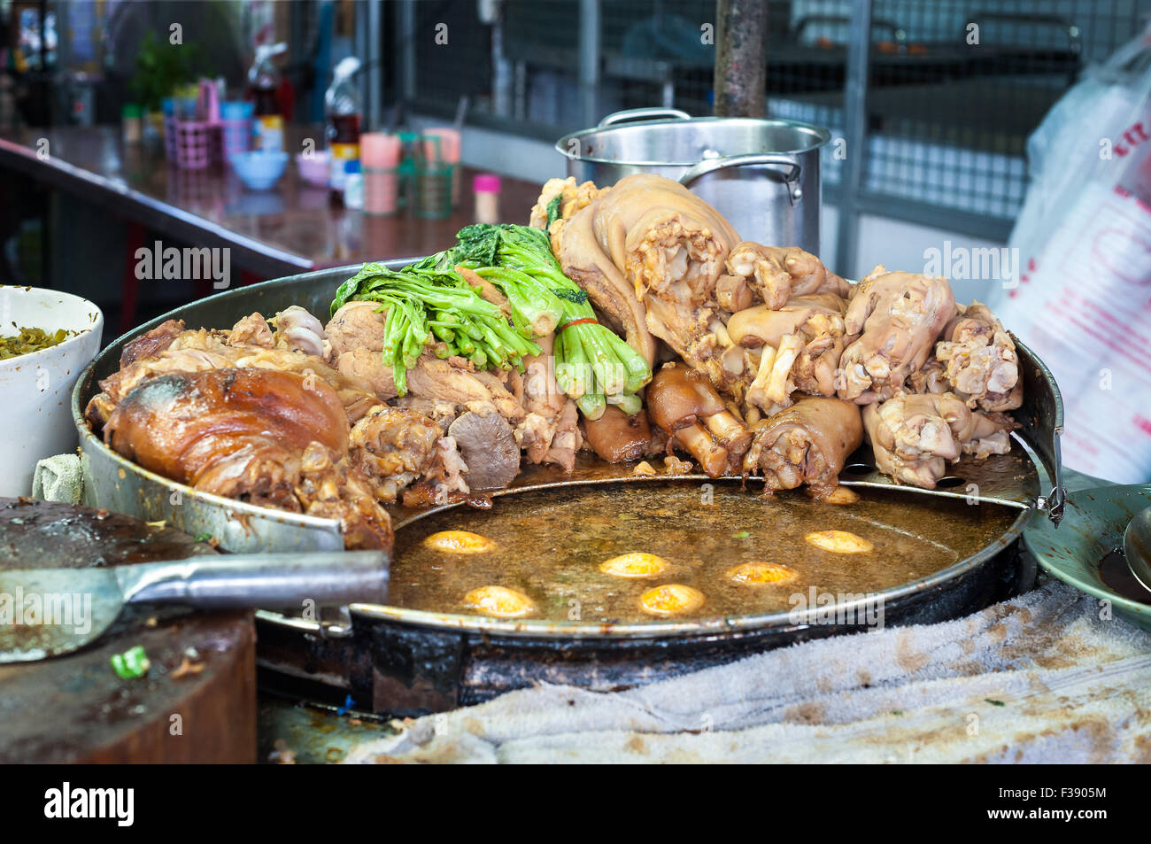 MwSt. von sortierten Schweinefleisch und Suppe bei einer Thai-Markt Stockfoto