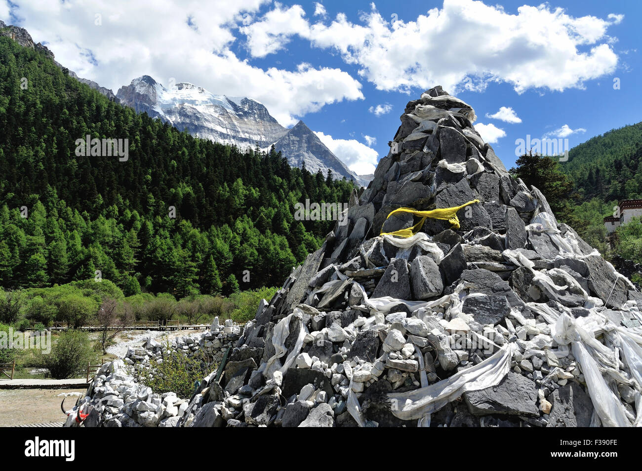 Tibet-Schneeberg mit Mani Dui in China Stockfoto