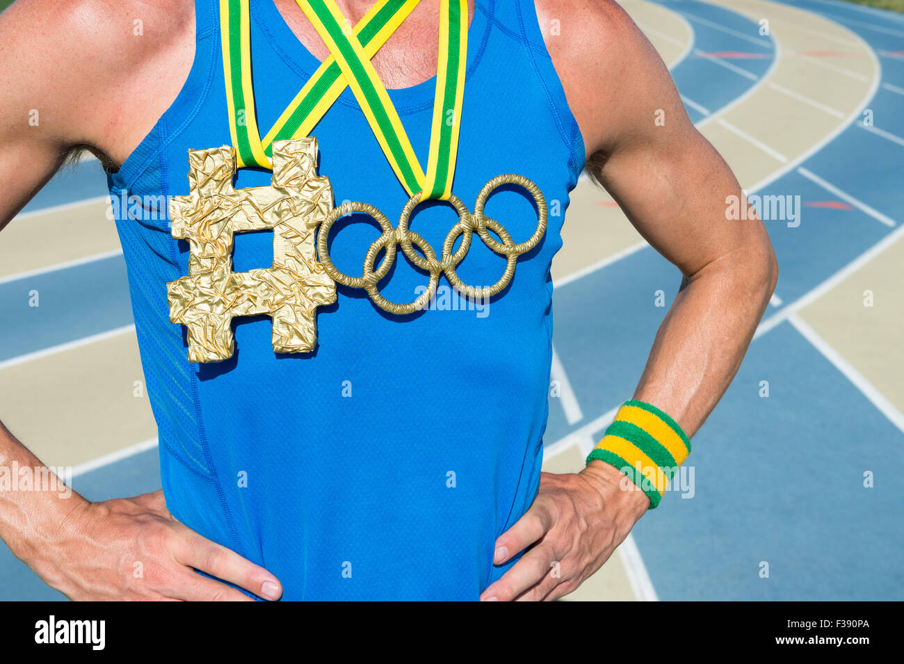 NEW YORK CITY, USA - 20. August 2015: Olympische Ringe gold Medaille hängt neben Hashtag aus Brasilien Farbbänder an Sportler. Stockfoto