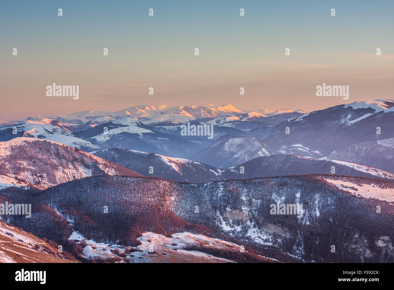 Sibillini Berge oder Sibyllinischen Berge im Schnee bei Sonnenuntergang, aerial View von Monte Cucco, Monte Cucco in den Apenninen Stockfoto