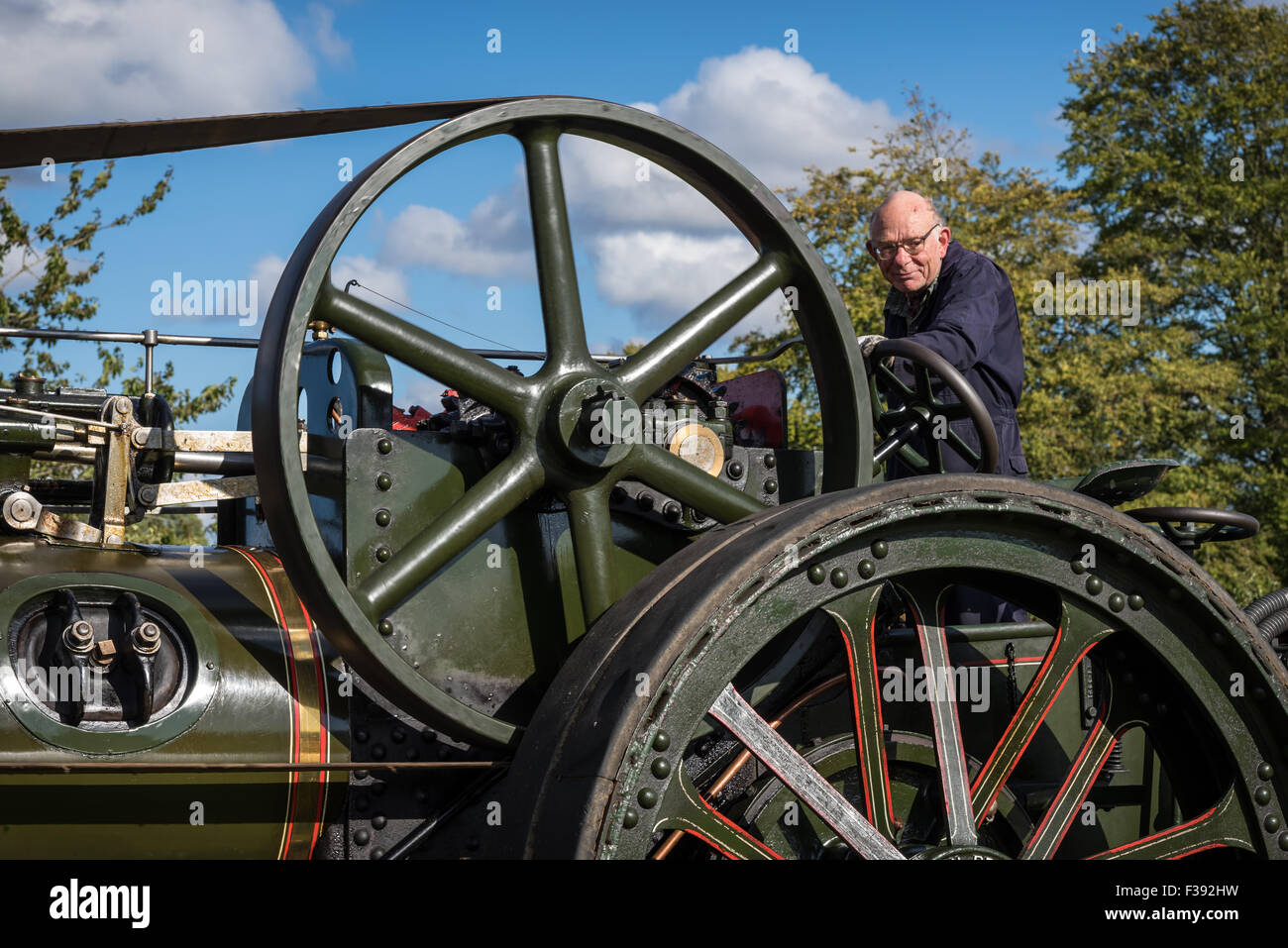 Vintage Traction Dampflokomotive mit Schwungrad fahren einen Gürtel Stockfoto