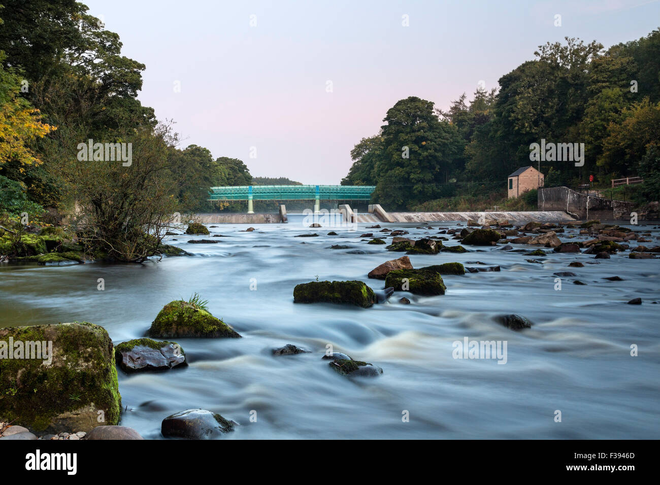 River Tees, Barnard Castle, Teesdale, County Durham. Freitag, 2. Oktober 2015, UK Wetter. Es war eine kalte Start in den Tag für Nordengland mit einigen Teilen Frost erleben. Auf dem River Tees verursacht die kalte Luft Nebel vom Fluss unter Deepdale Aquädukt (lokal bekannt als die silberne Brücke), steigen aber im Laufe Tages Temperaturen werden voraussichtlich steigen und es wird einen weiteren feinen herbstlichen Tag. Bildnachweis: David Forster/Alamy Live-Nachrichten Stockfoto