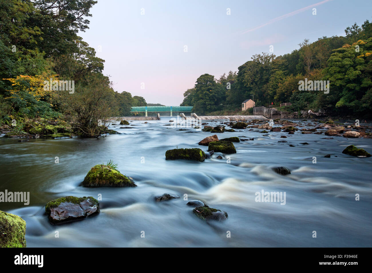 River Tees, Barnard Castle, Teesdale, County Durham. Freitag, 2. Oktober 2015, UK Wetter. Es war eine kalte Start in den Tag für Nordengland mit einigen Teilen Frost erleben. Auf dem River Tees verursacht die kalte Luft Nebel vom Fluss unter Deepdale Aquädukt (lokal bekannt als die silberne Brücke), steigen aber im Laufe Tages Temperaturen werden voraussichtlich steigen und es wird einen weiteren feinen herbstlichen Tag. Bildnachweis: David Forster/Alamy Live-Nachrichten Stockfoto