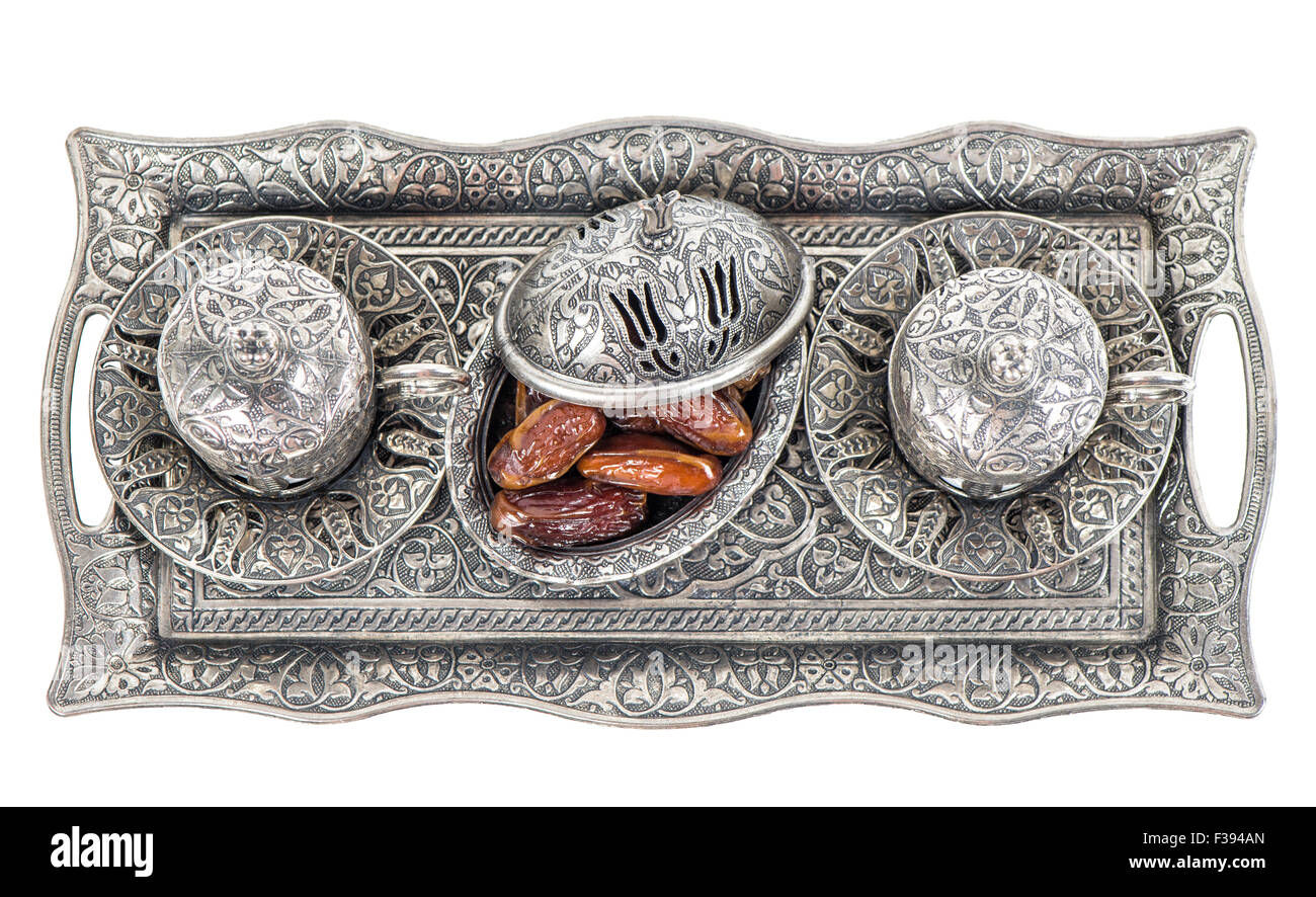 Tischdekoration mit Silbergeschirr und Termine. Orientalische Gastfreundschaft Konzept mit Tee oder Kaffee Tassen. Ansicht von oben Stockfoto