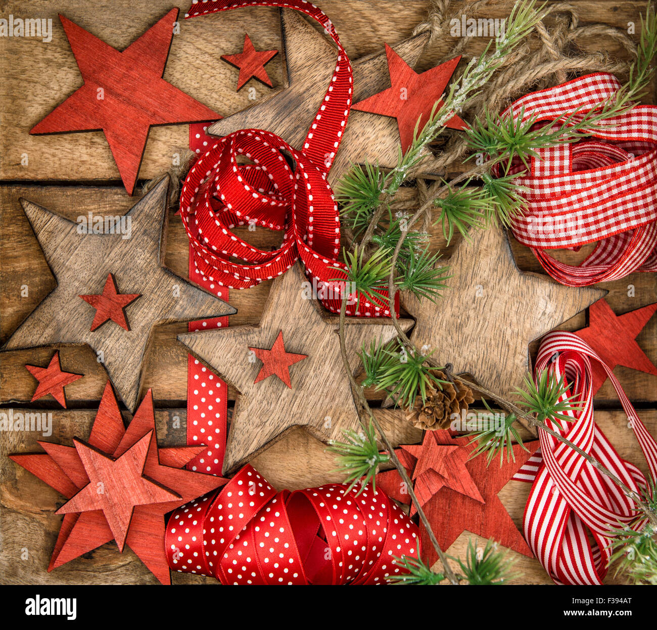 Weihnachtssterne Dekorationen aus Holz und roten Bändern. Nostalgisches Retro-Stil Bild Stockfoto