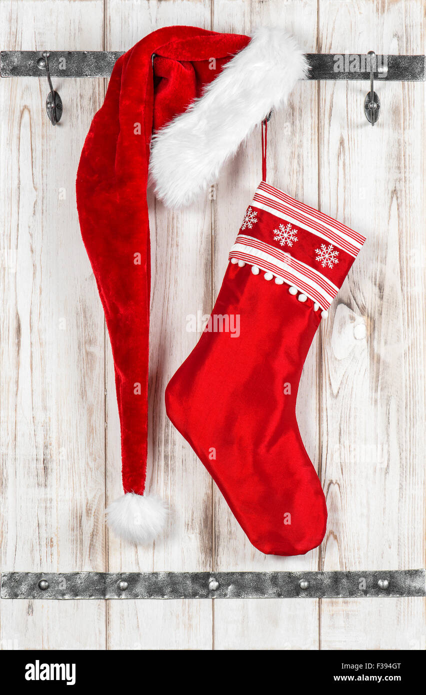 Rote Weihnachtsmann Mütze und Socken für Geschenke. Vintage-Stil-Weihnachtsdekoration Stockfoto