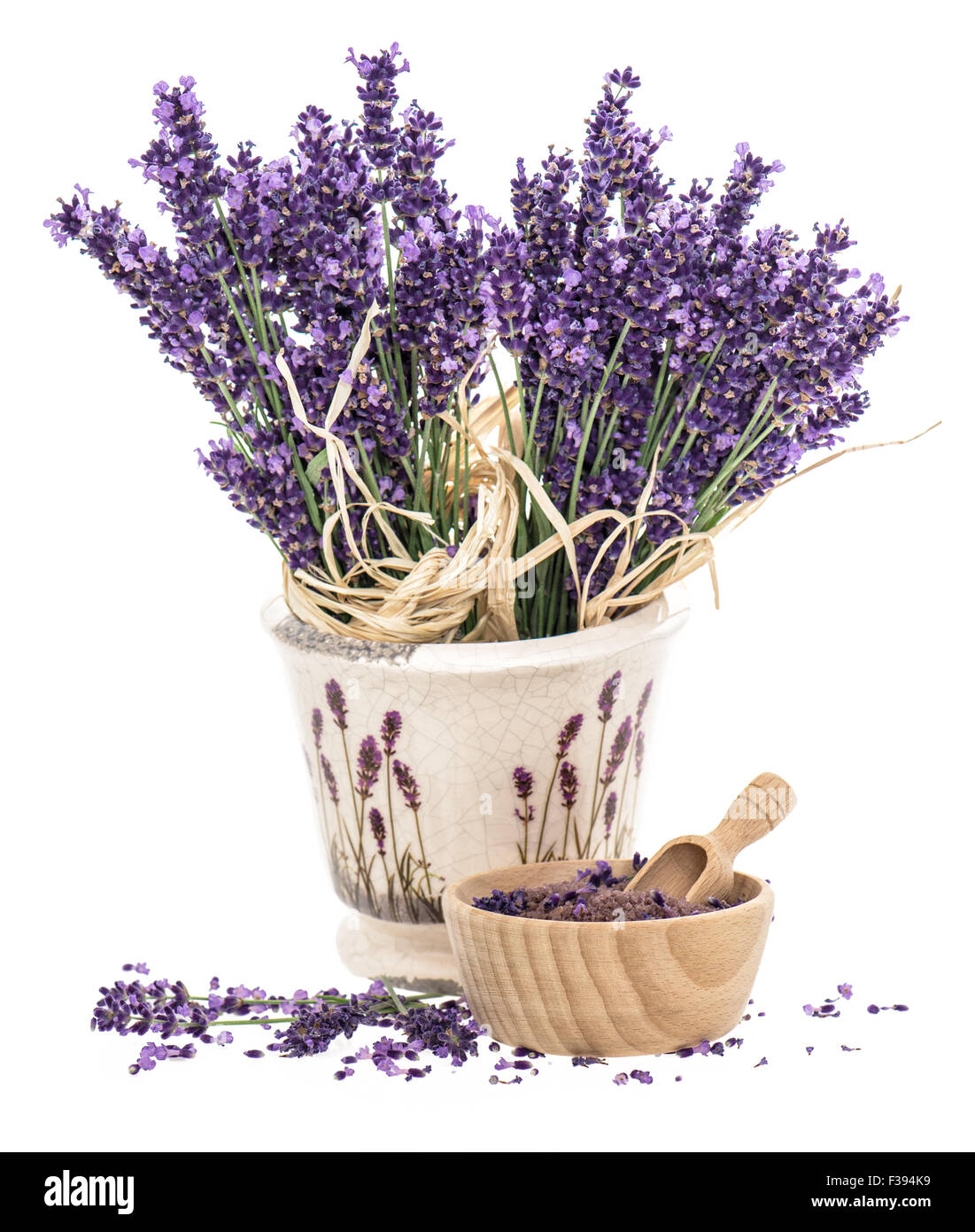 Lavendel Blumen und hölzerne Mörser mit Badesalz auf weißem Hintergrund Stockfoto