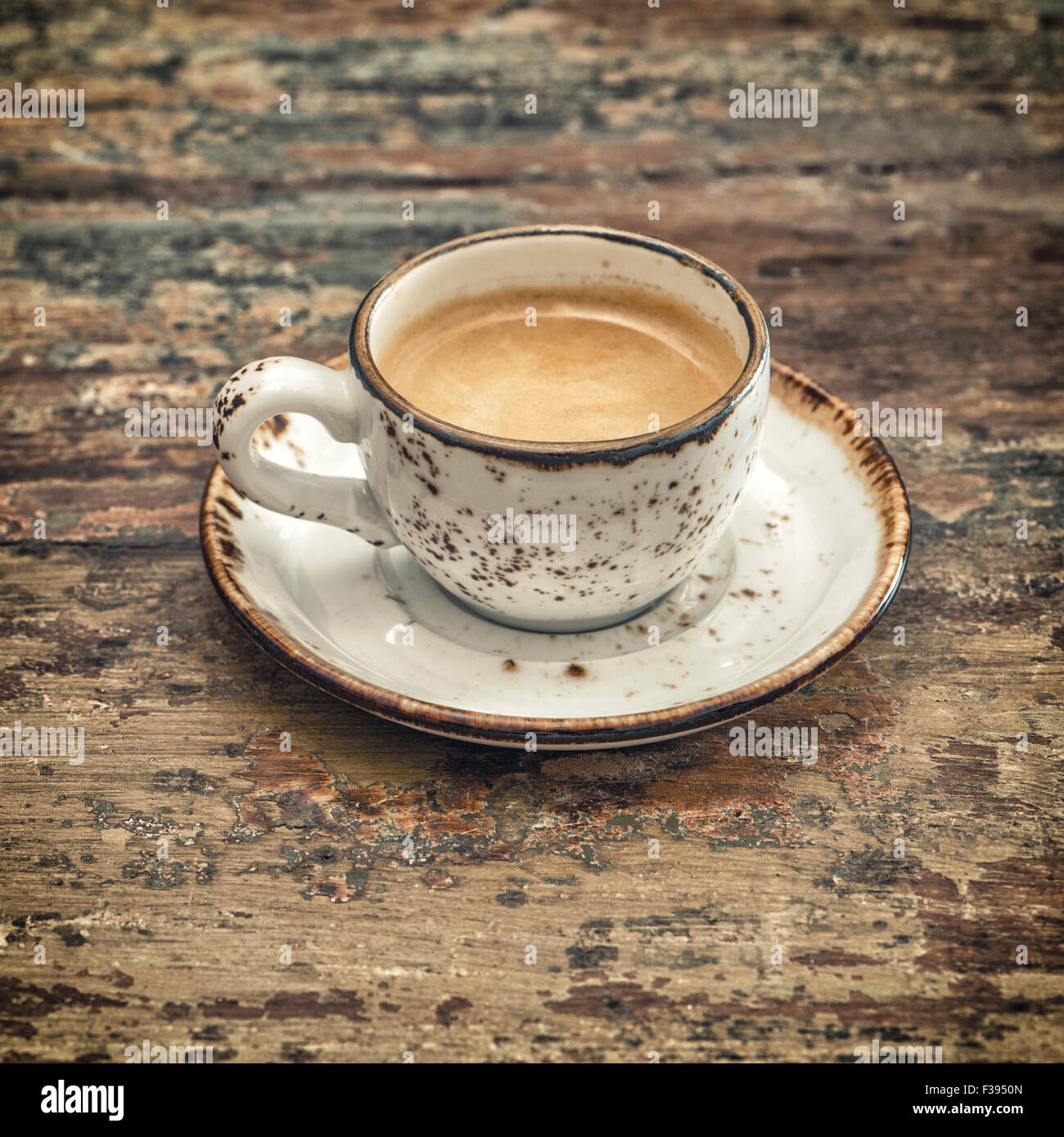 Schwarzen Kaffee am Tisch aus Holz. Vintage-Stil-Stillleben. Retro-getönten Bild Stockfoto