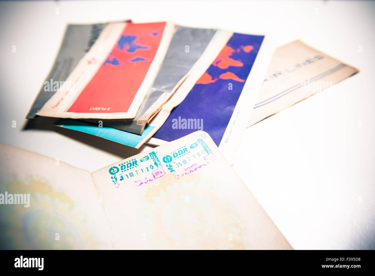 Alten Reisepass mit DDR Stempel und Airlines Tickets im Hintergrund unscharf Stockfoto