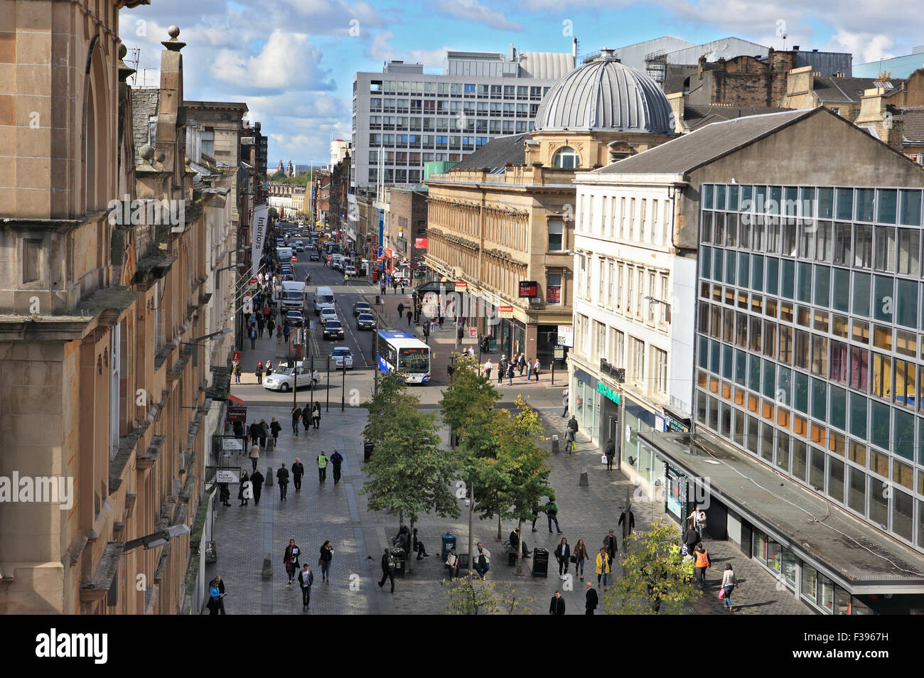 Blick nach Westen entlang der Sauchiehall Street, Glasgow zeigen eine Mischung von Architekturen von Victoria Gebäude, moderne Strukturen. Stockfoto