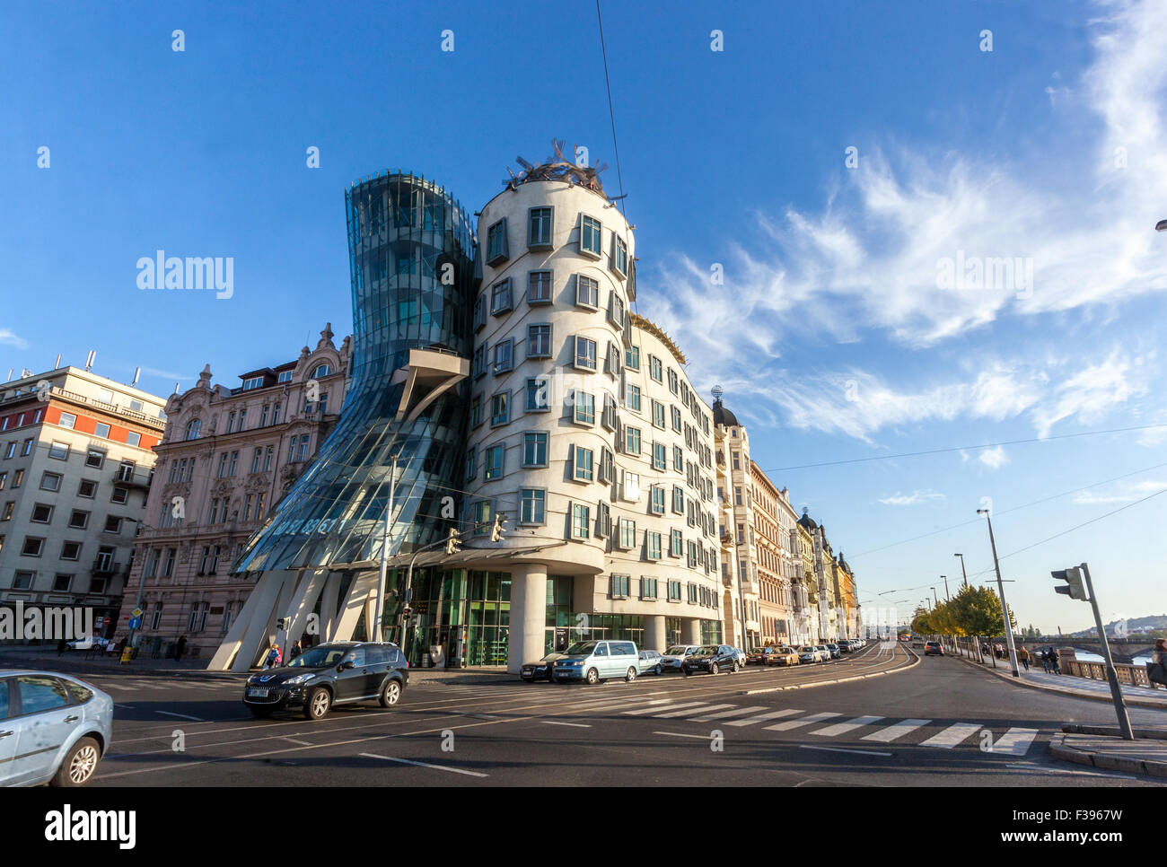 Prag Tanzendes Haus entworfen von Frank Gehry, Prager Apartmentgebäude auf Rasinovo Nabrezi Stockfoto