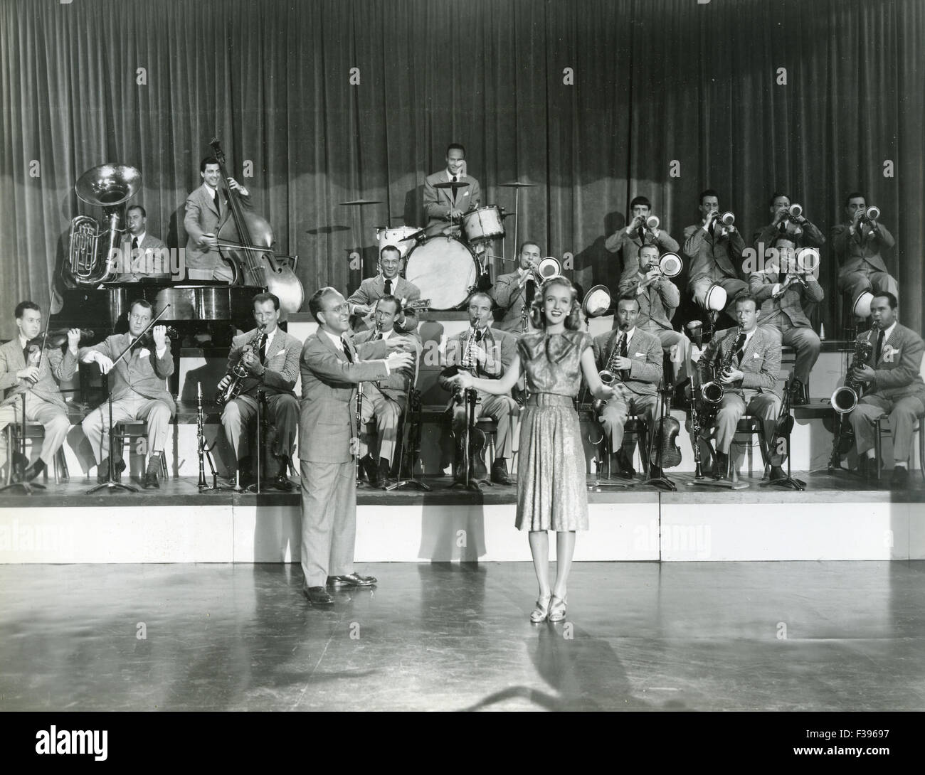 KAY KAISER (1905-1985) US-Bandleader mit seinem Orchester und Sänger Georgia Carroll über 1945 Stockfoto