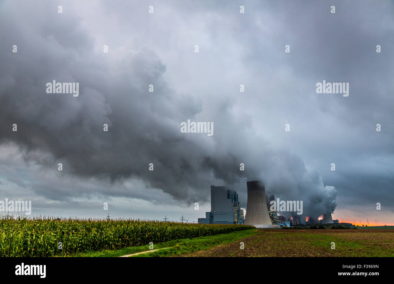Braunkohle-Kraftwerk, Energieerzeugung, mit vielen CO2-Abgase in Grevenbroich-Neurath, der RWE Power AG Stockfoto
