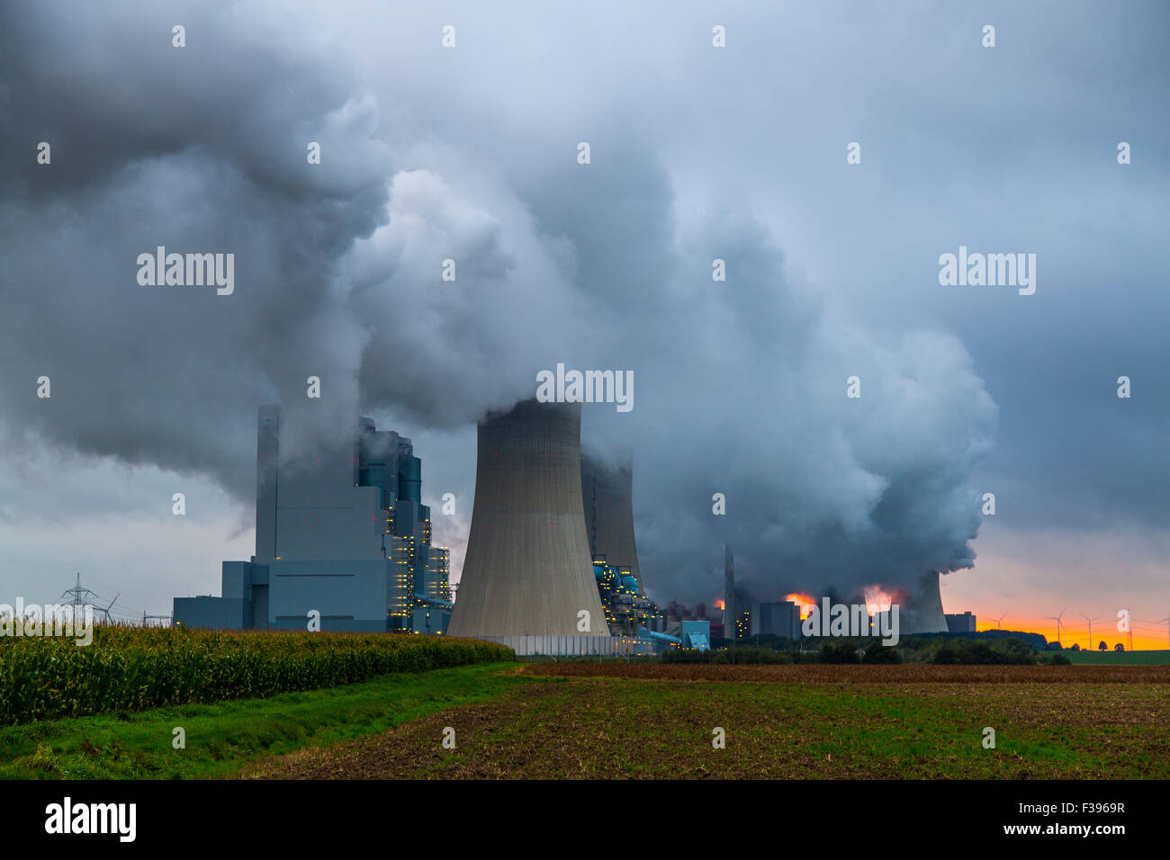 Braunkohle-Kraftwerk, Energieerzeugung, mit vielen CO2-Abgase in Grevenbroich-Neurath, der RWE Power AG Stockfoto