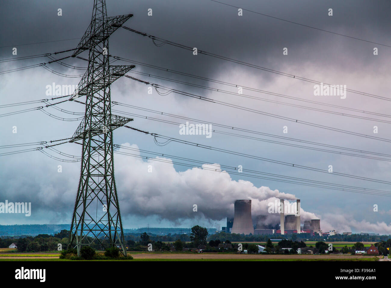 Braunkohle-Kraftwerk, Energieerzeugung, mit vielen CO2-Abgase, der RWE Power AG in Bergheim-Niederaußem Stockfoto