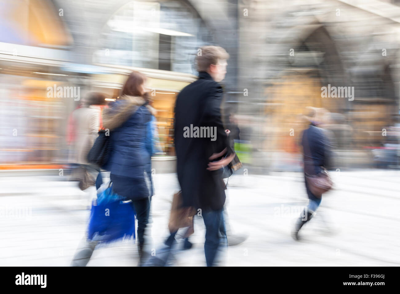 Urbane Bewegung, Menschen zu Fuß in die Stadt, Bewegungsunschärfe, Zoom-Effekt Stockfoto