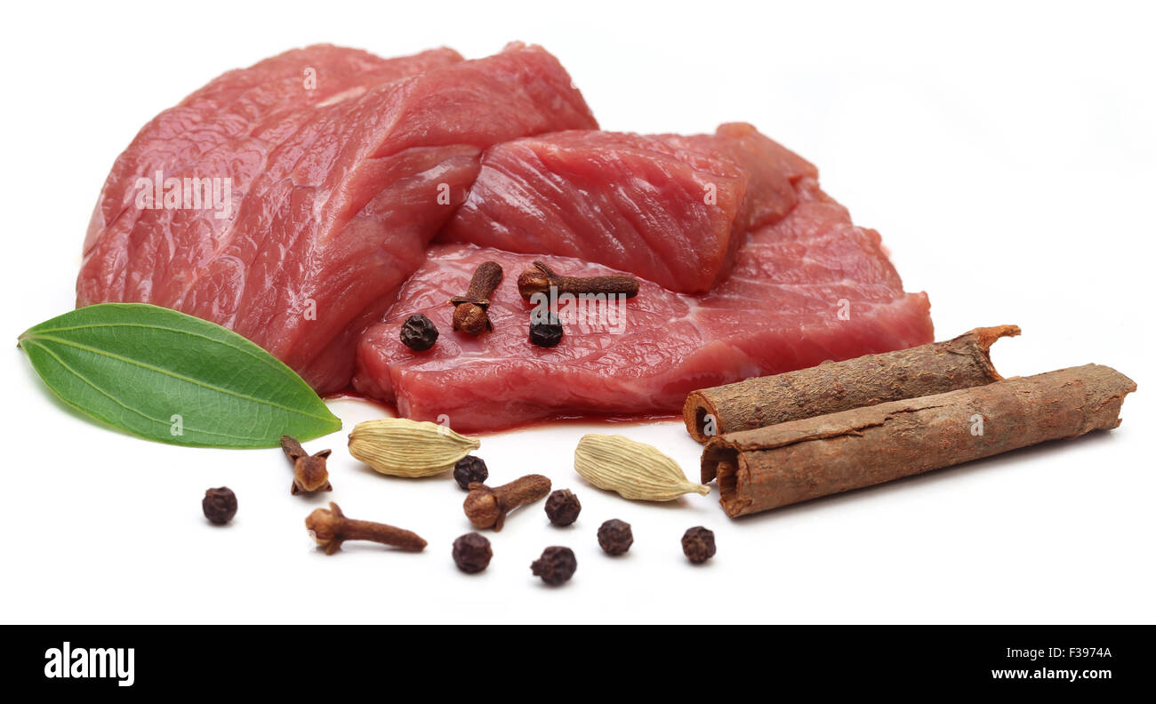 Rohes Rindfleisch mit Gewürzen auf weißem Hintergrund Stockfoto