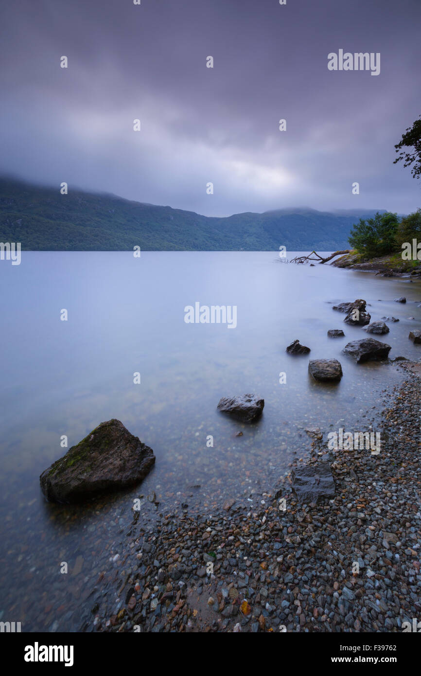 Niedrige Wolke über Loch Lomond. Stockfoto