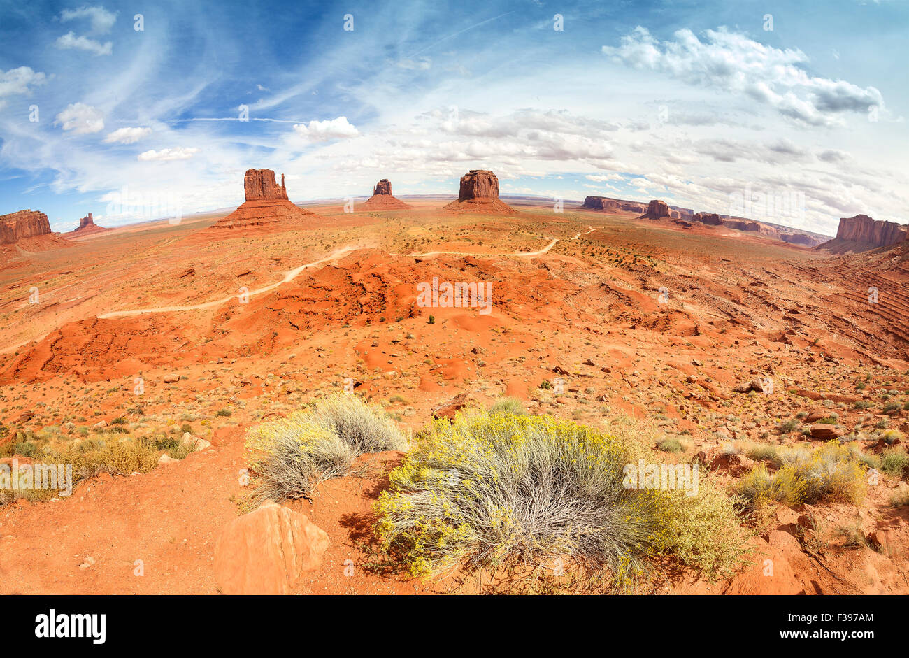 Fisheye-Objektiv-Blick auf das Monument Valley, Utah, USA. Stockfoto
