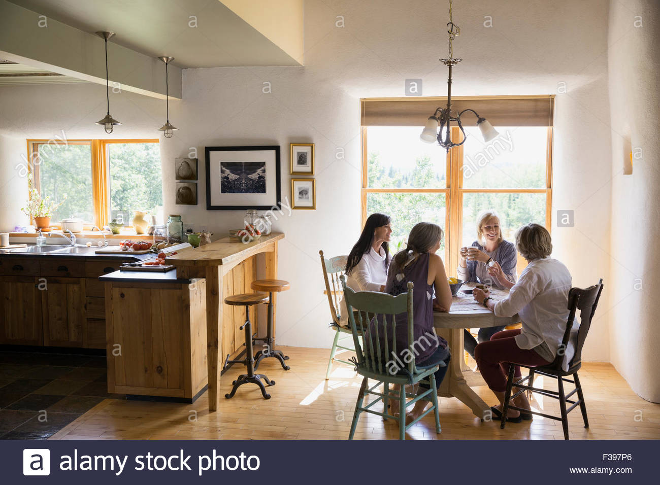 Frauen reden und Kaffeetrinken am Esstisch Stockfoto