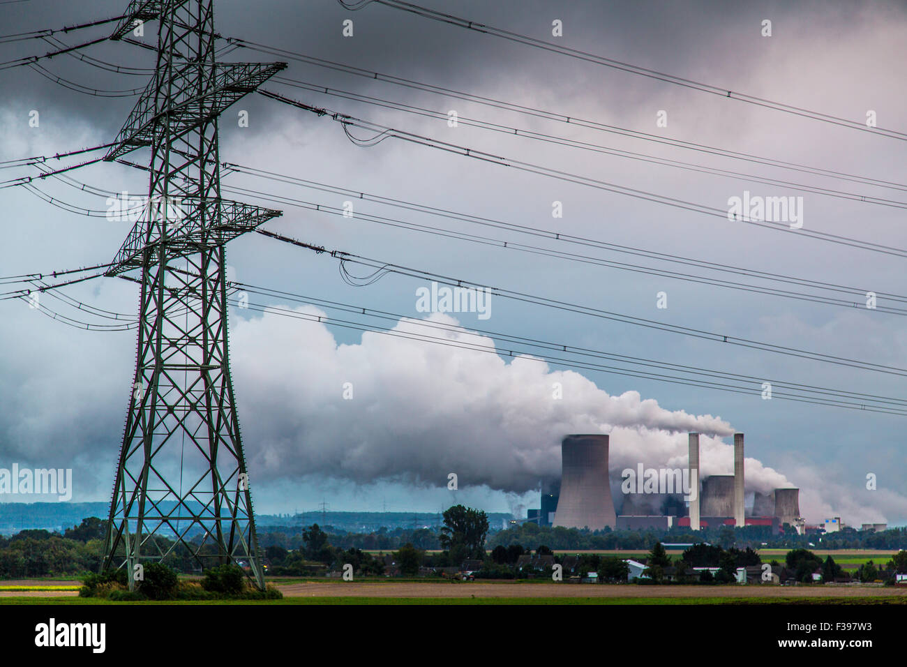 Braunkohle-Kraftwerk, Energieerzeugung, mit vielen CO2-Abgase, der RWE Power AG in Bergheim-Niederaußem Stockfoto