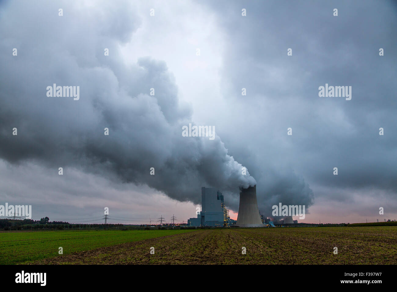 Braunkohle-Kraftwerk, Energieerzeugung, mit vielen CO2-Abgase in Grevenbroich-Neurath, der RWE Power AG Stockfoto
