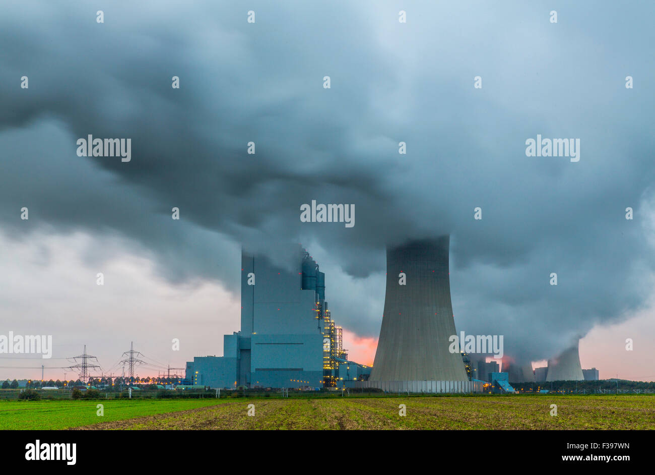 Braunkohle-Kraftwerk, Energieerzeugung, mit vielen CO2-Abgase in Grevenbroich-Neurath, der RWE Power AG Stockfoto