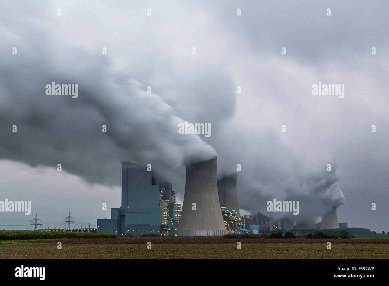 Braunkohle-Kraftwerk, Energieerzeugung, mit vielen CO2-Abgase in Grevenbroich-Neurath, der RWE Power AG Stockfoto